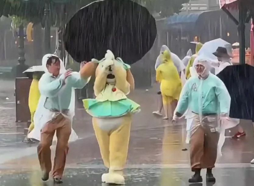 热搜 | 暴雨天“仍在营业”?上海迪士尼回应 热搜 | 暴雨天“仍在营业”?上海迪士尼回应