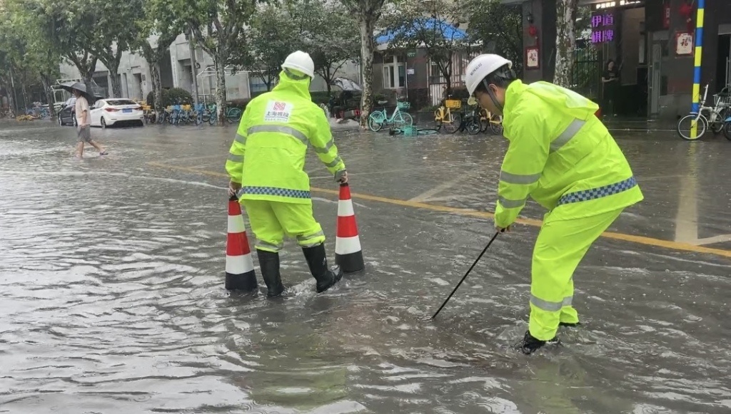 一个抢排“老兵”的台风天:从一处积水点到下一处积水点 一个抢排“老兵”的台风天:从一处积水点到下一处积水点