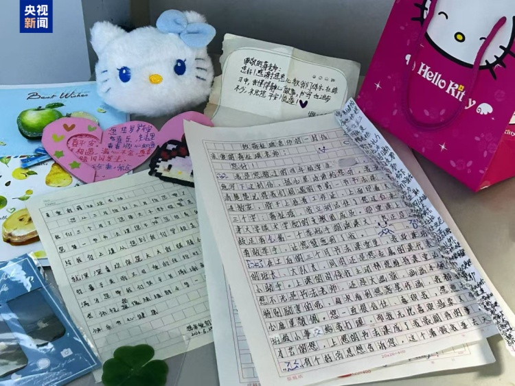 新疆女孩在天津偶遇了一个人,瞬间哭红双眼! 新疆女孩在天津偶遇了一个人,瞬间哭红双眼!