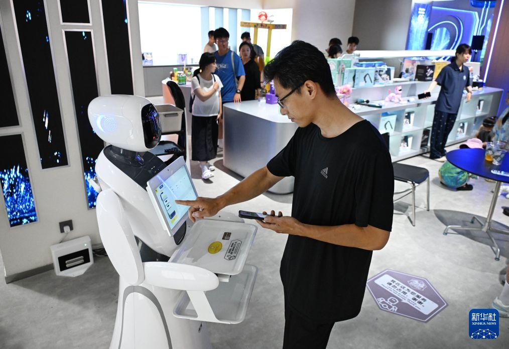 可租赁可定制 青岛首家机器人6S体验店开业