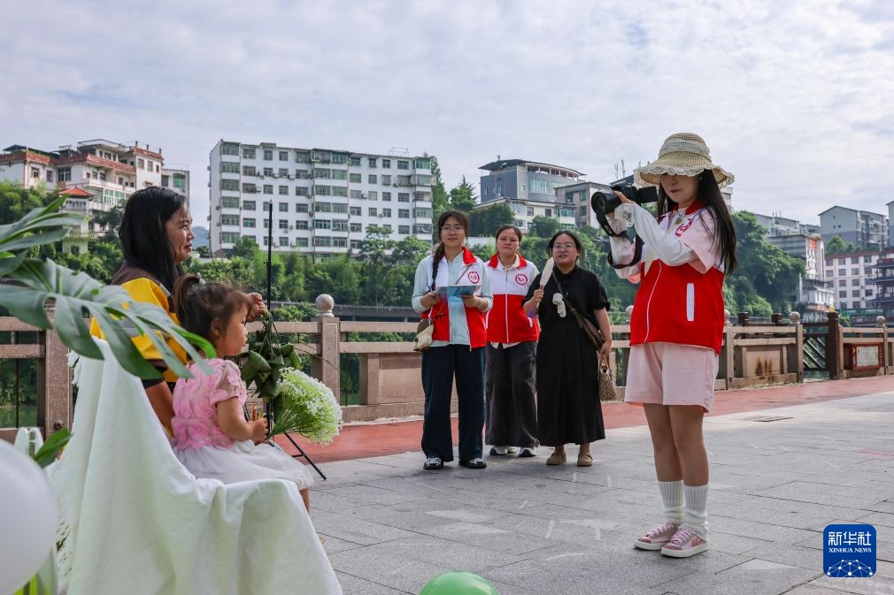“暖镜”志愿服务队:用镜头传递温暖 “暖镜”志愿服务队:用镜头传递温暖