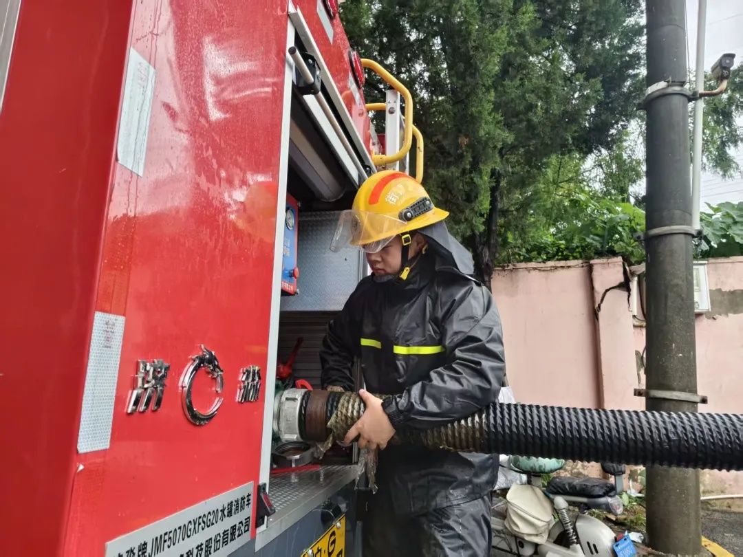“不用了,叫我雷锋!”台风天刷屏的憨厚小伙找到了,才23岁 “不用了,叫我雷锋!”台风天刷屏的憨厚小伙找到了,才23岁