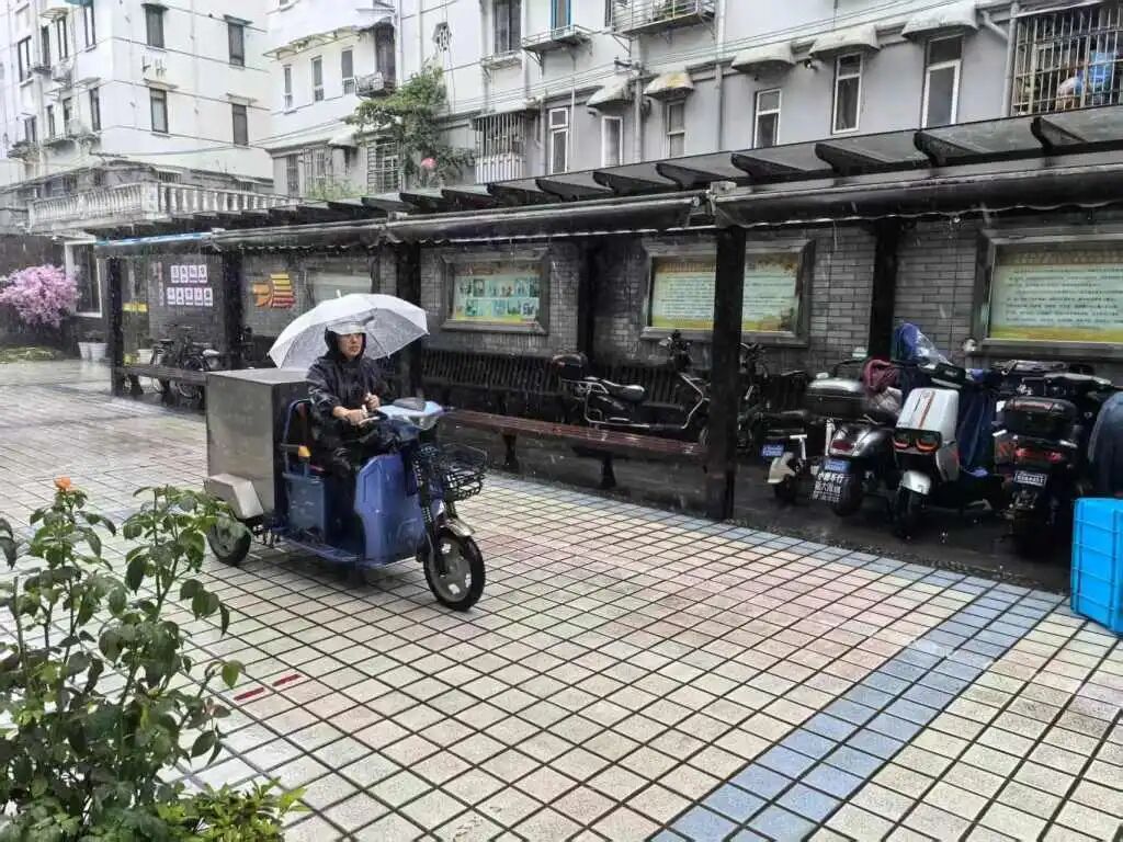 雨水汗水混在一起！台风天上海送餐员2小时53单，把热饭送到独居老人手中
