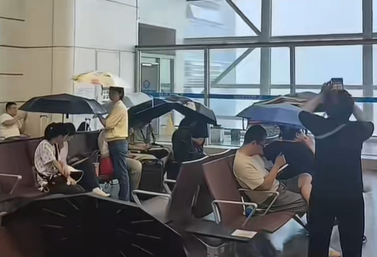 无锡硕放机场内大量旅客撑伞候机,机场回应:漏雨问题已处置,候机秩序正常 无锡硕放机场内大量旅客撑伞候机,机场回应:漏雨问题已处置,候机秩序正常