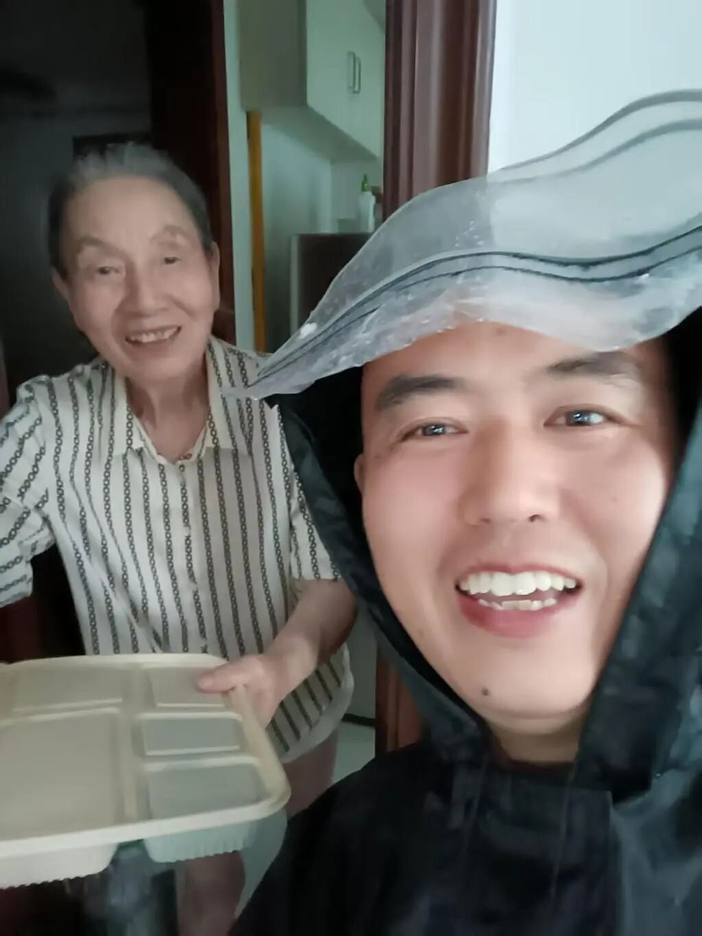 雨水汗水混在一起！台风天上海送餐员2小时53单，把热饭送到独居老人手中