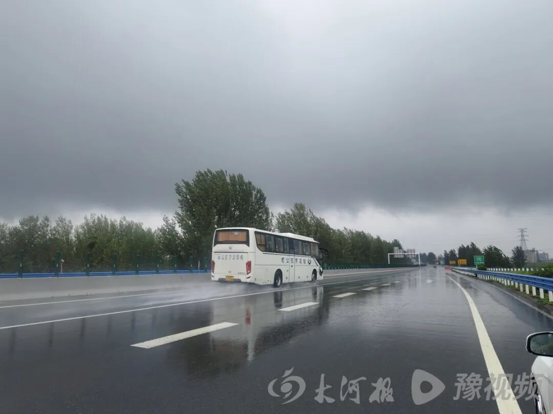周口多地出现大暴雨,最大降水量达160毫米,今天夜里到13日,仍有明显风雨天气 周口多地出现大暴雨,最大降水量达160毫米,今天夜里到13日,仍有明显风雨天气