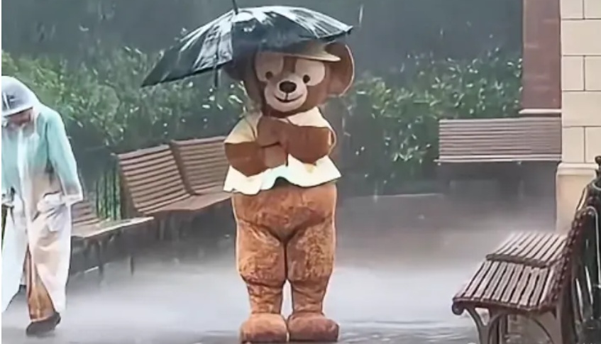 热搜 | 暴雨天“仍在营业”?上海迪士尼回应 热搜 | 暴雨天“仍在营业”?上海迪士尼回应