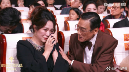 萨日娜回应马丽拥抱:感受到了无限的感动,也充满着无限的力量! 萨日娜回应马丽拥抱:感受到了无限的感动,也充满着无限的力量!