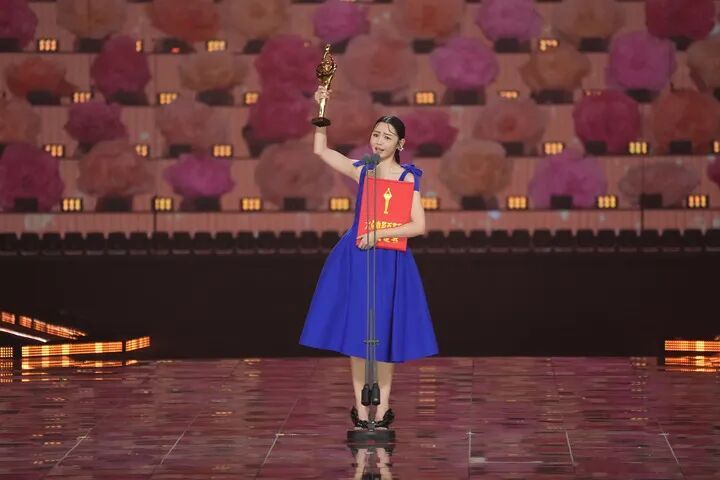 大众电影百花奖揭晓,易烊千玺、卫诗雅分获最佳男女主角奖,详戳获奖名单→ 大众电影百花奖揭晓,易烊千玺、卫诗雅分获最佳男女主角奖,详戳获奖名单→