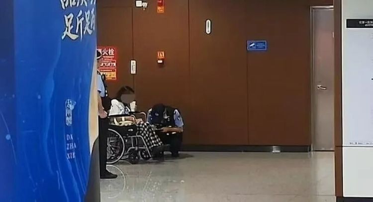 济南地铁上一市民突发晕厥,列车到达转山西路站后,现场紧急救援 济南地铁上一市民突发晕厥,列车到达转山西路站后,现场紧急救援