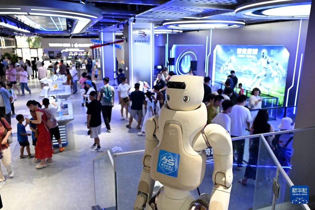 可租赁可定制 青岛首家机器人6S体验店开业