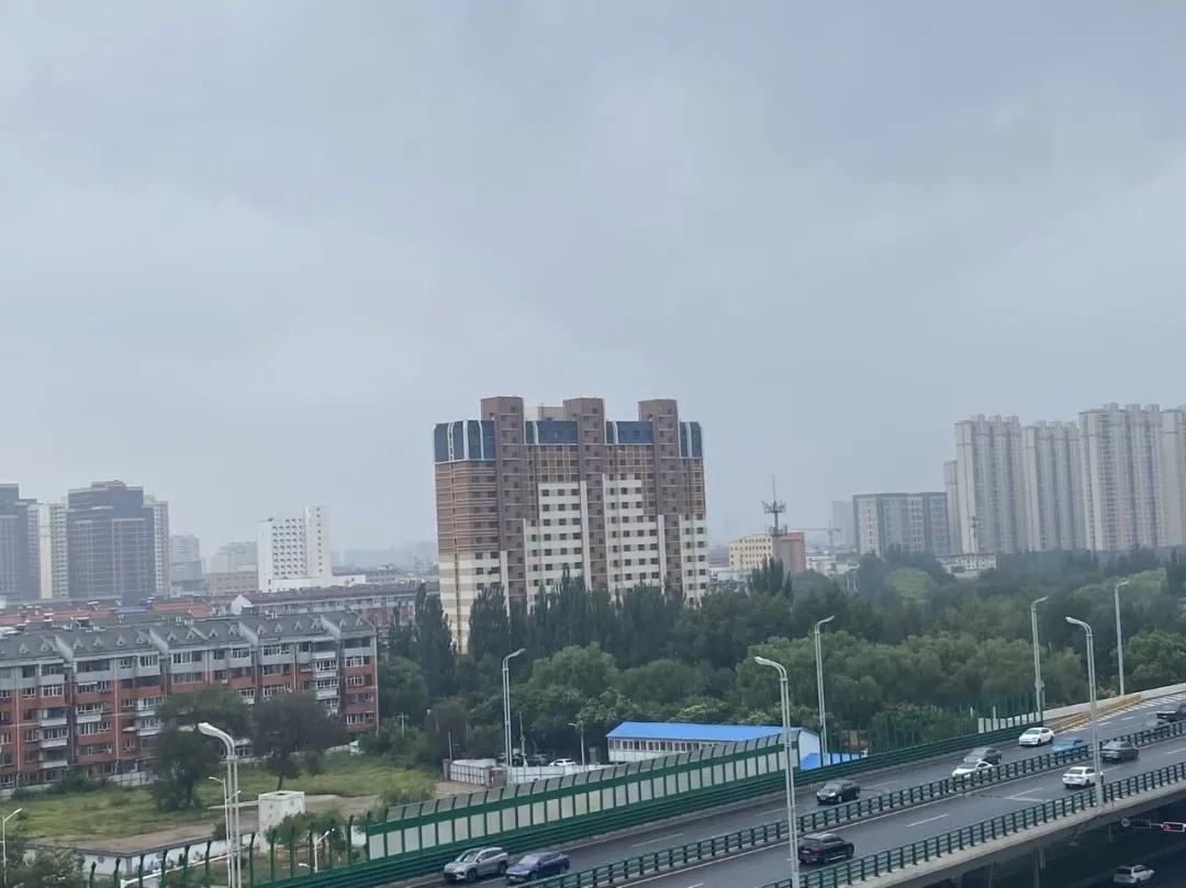 暴雨大暴雨来袭!内蒙古今日多地强降水持续,未来三天降雨东移、气温骤降迎清凉 暴雨大暴雨来袭!内蒙古今日多地强降水持续,未来三天降雨东移、气温骤降迎清凉
