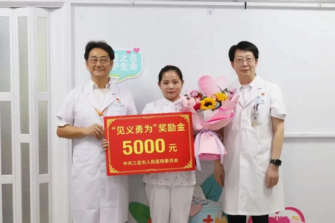 三亚街头跪地救人的她，被表扬啦！