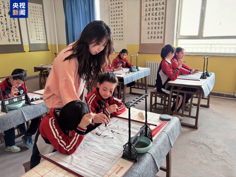 新疆女孩在天津偶遇了一个人,瞬间哭红双眼! 新疆女孩在天津偶遇了一个人,瞬间哭红双眼!