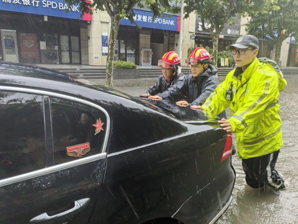 台风天,他们为一座城步履不停 台风天,他们为一座城步履不停