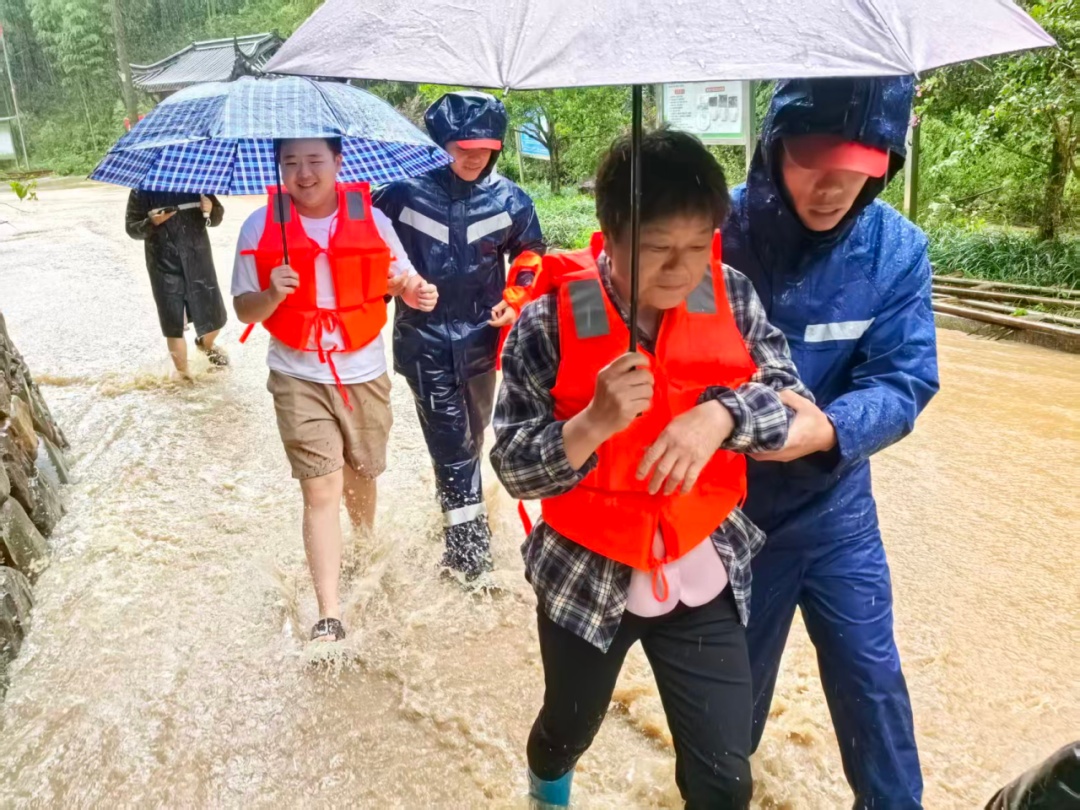 安徽多地防御台风“白海豚”进入关键阶段!2.4万余名防汛责任人下沉,累计转移48004人 安徽多地防御台风“白海豚”进入关键阶段!2.4万余名防汛责任人下沉,累计转移48004人