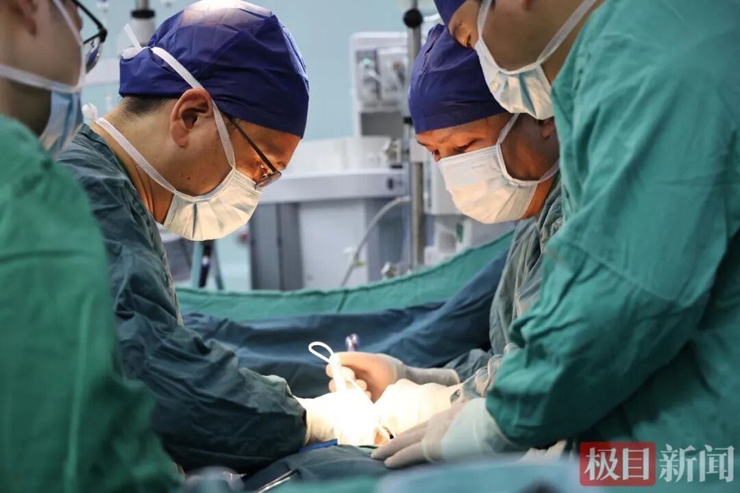 喘气费劲，睡觉只能侧躺，症状维持好几年！医生紧急出手：13岁女孩“一夜长高”7厘米
