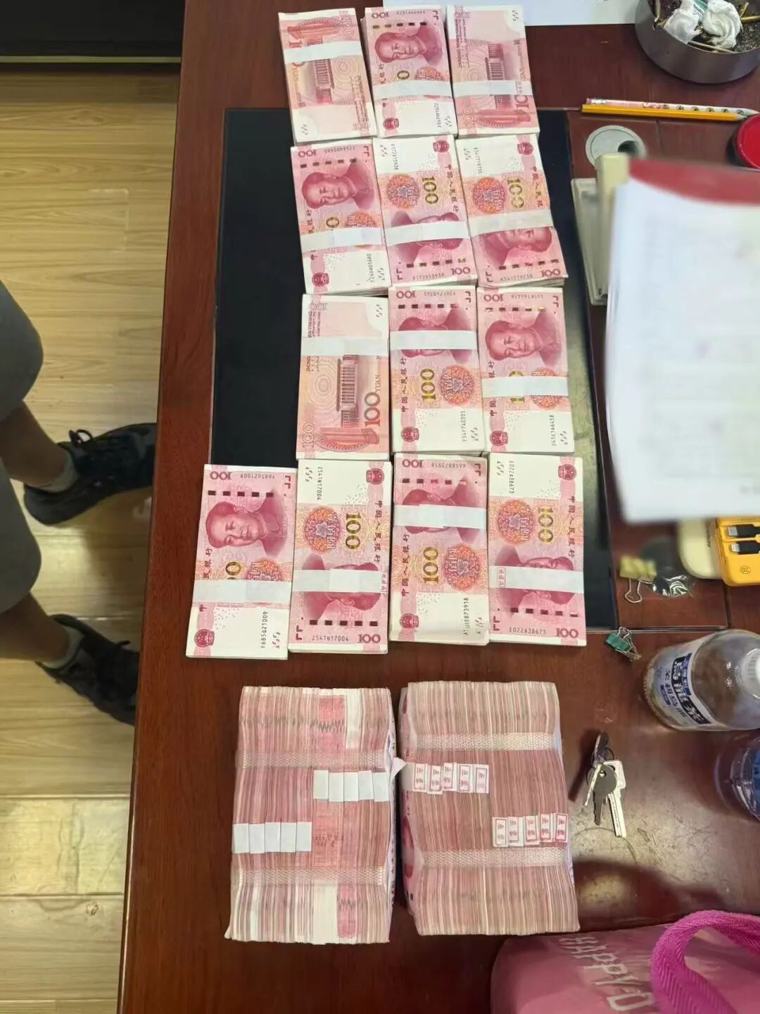 包里揣着33万现金,民警:“不敢睡,根本不敢睡”…… 包里揣着33万现金,民警:“不敢睡,根本不敢睡”……