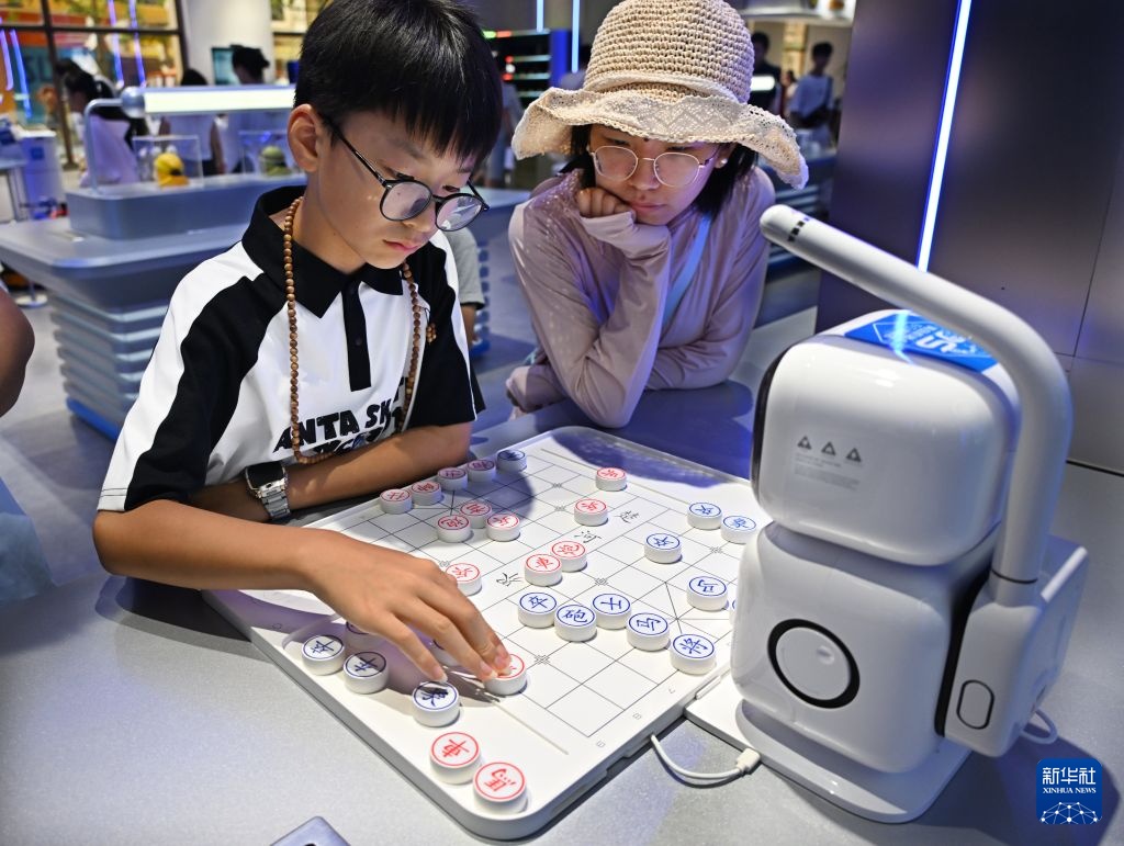 可租赁可定制 青岛首家机器人6S体验店开业