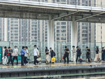 台风“白海豚”来袭,铁路部门迅速启动应急预案! 台风“白海豚”来袭,铁路部门迅速启动应急预案!