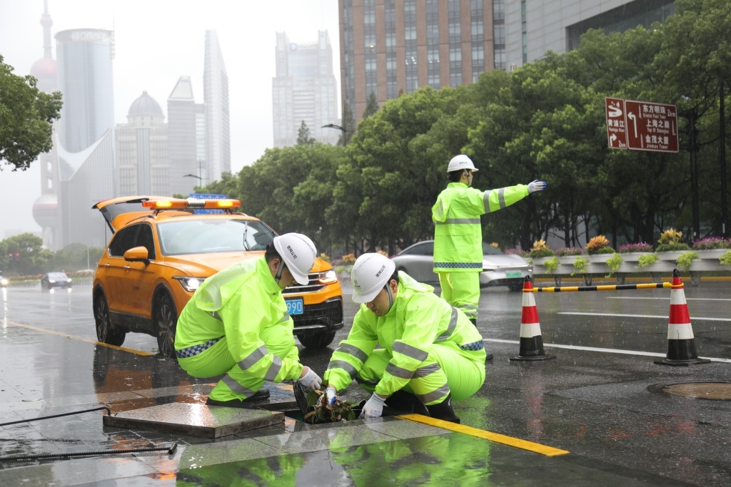 一个抢排“老兵”的台风天:从一处积水点到下一处积水点 一个抢排“老兵”的台风天:从一处积水点到下一处积水点