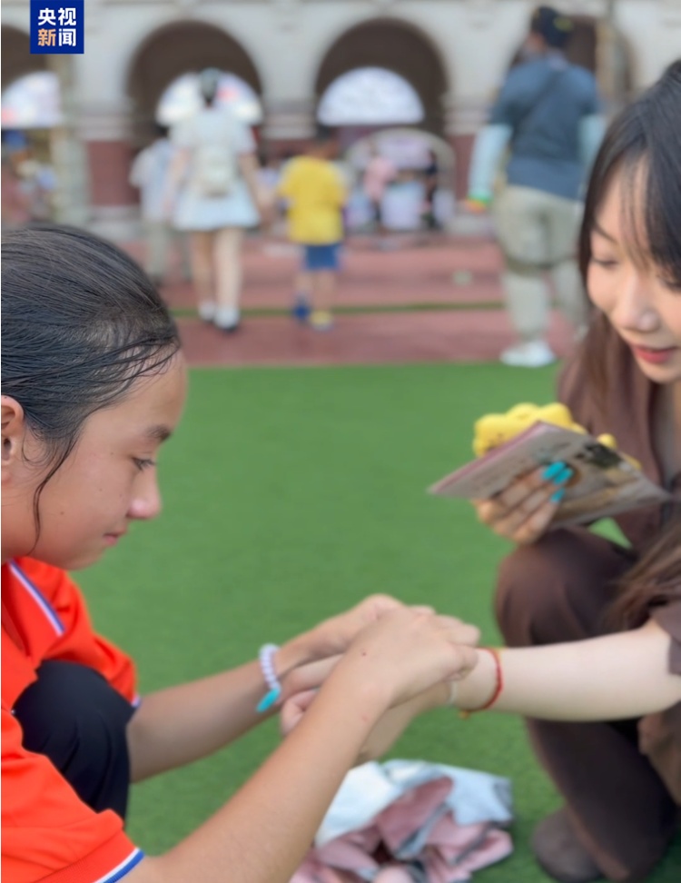 新疆女孩在天津偶遇了一个人,瞬间哭红双眼! 新疆女孩在天津偶遇了一个人,瞬间哭红双眼!