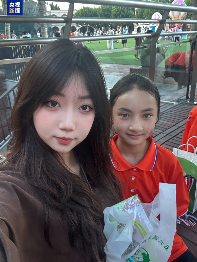 新疆女孩在天津偶遇了一个人,瞬间哭红双眼! 新疆女孩在天津偶遇了一个人,瞬间哭红双眼!