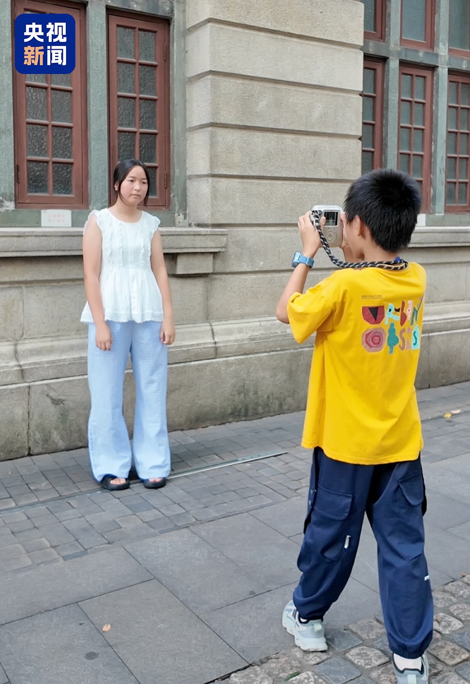 “小孩哥”暑假为游客拍照:会“搭讪”、懂需求、能出片 “小孩哥”暑假为游客拍照:会“搭讪”、懂需求、能出片