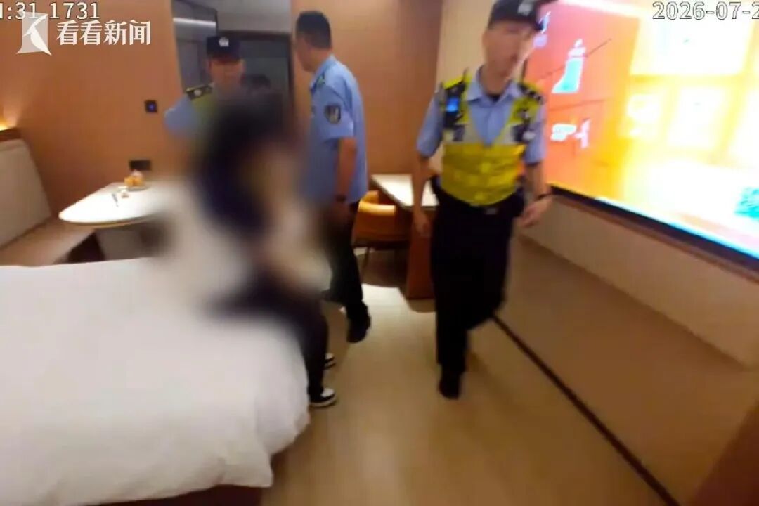 “孩子，你会迎来崭新的18岁！” 上海民警一段劝慰，拉回楼顶边缘的17岁少年