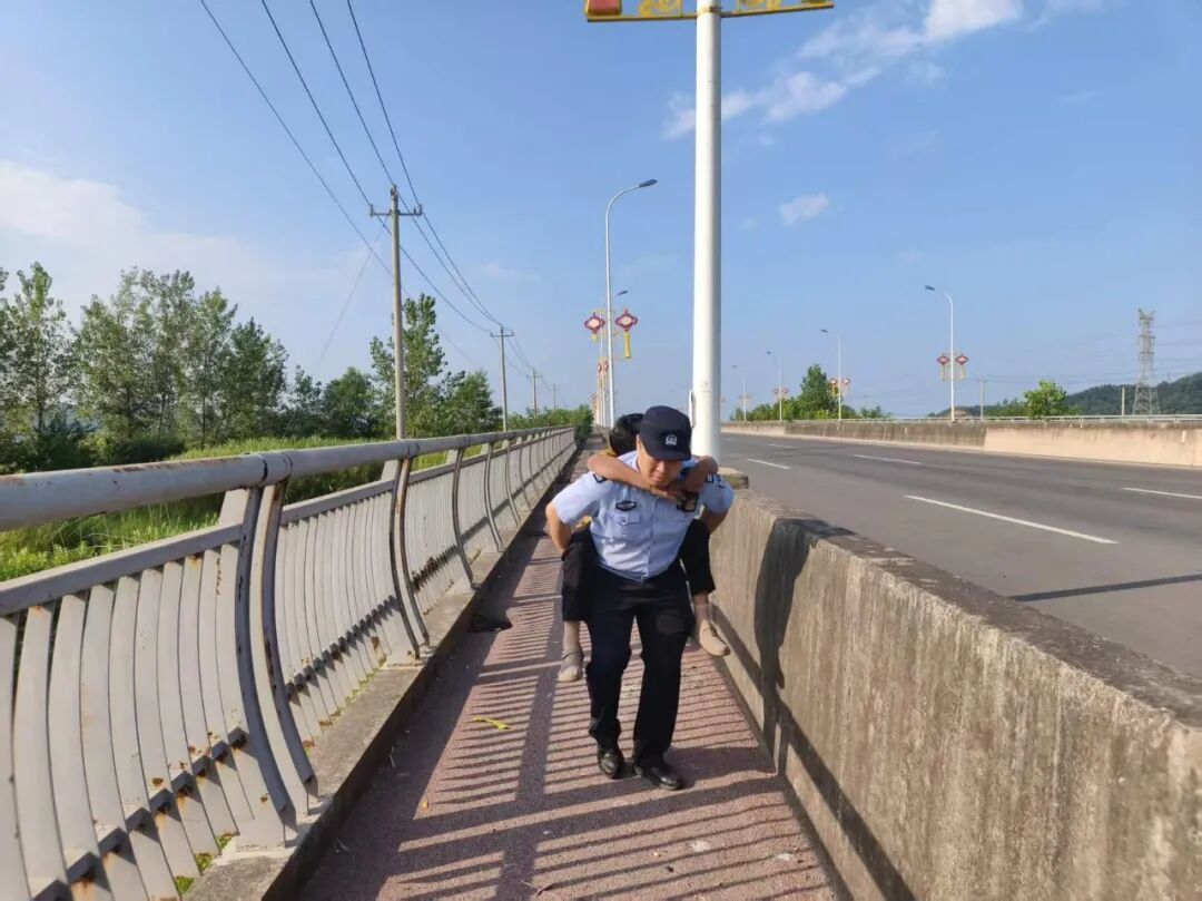 “婆婆，先喝点水！”七旬老人走失一天两夜，民警翻越石墩背回