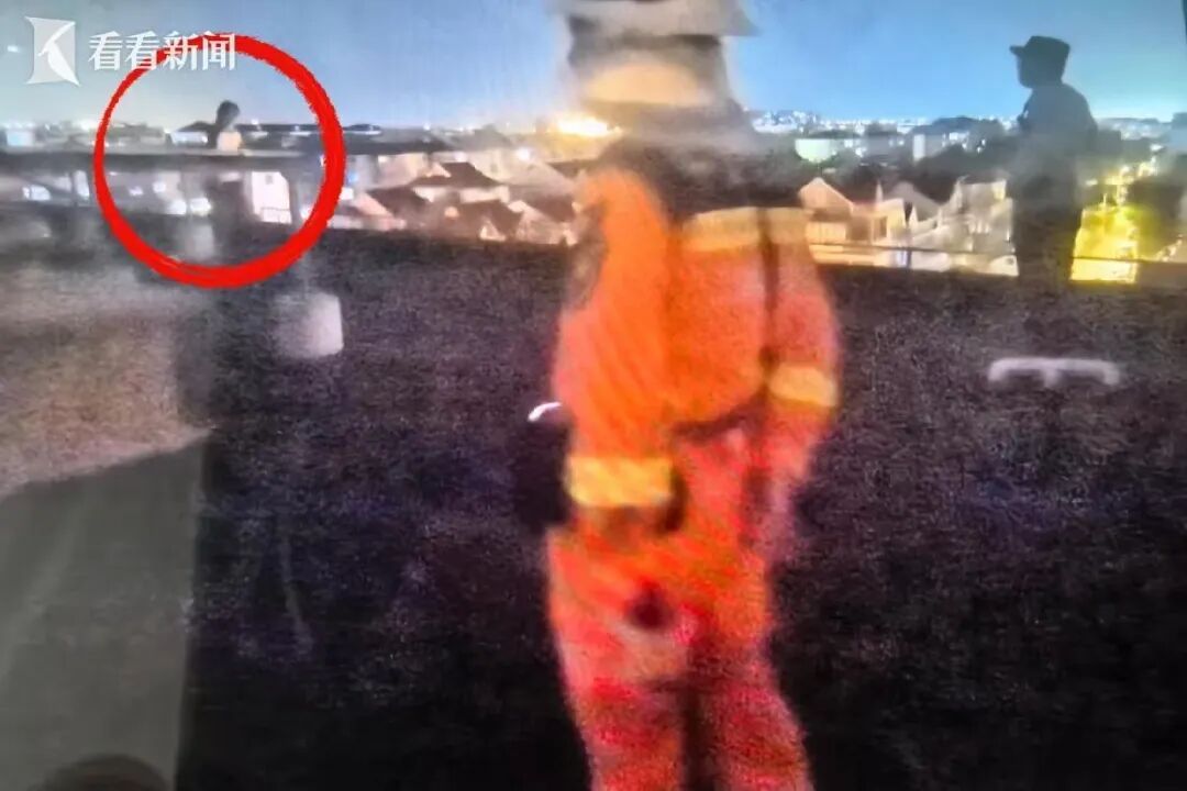 “孩子，你会迎来崭新的18岁！” 上海民警一段劝慰，拉回楼顶边缘的17岁少年