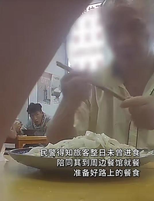 “只有摸到国徽，我才不害怕！”