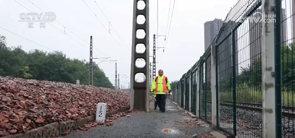 强降雨持续影响多地 各地各部门以“雨”为令全力保通保畅保安全