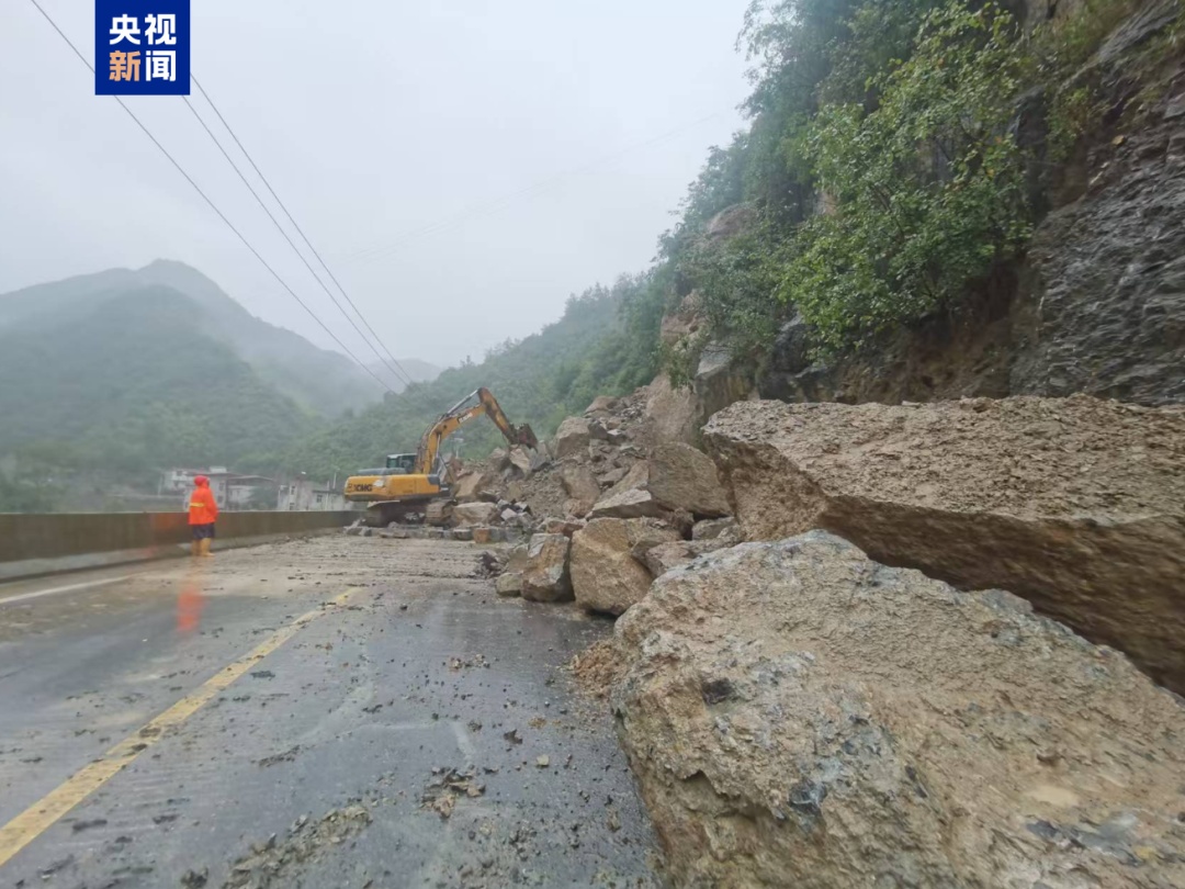 湖北保康发生山体垮塌,S468省道阻断,路段临时封闭 湖北保康发生山体垮塌,S468省道阻断,路段临时封闭