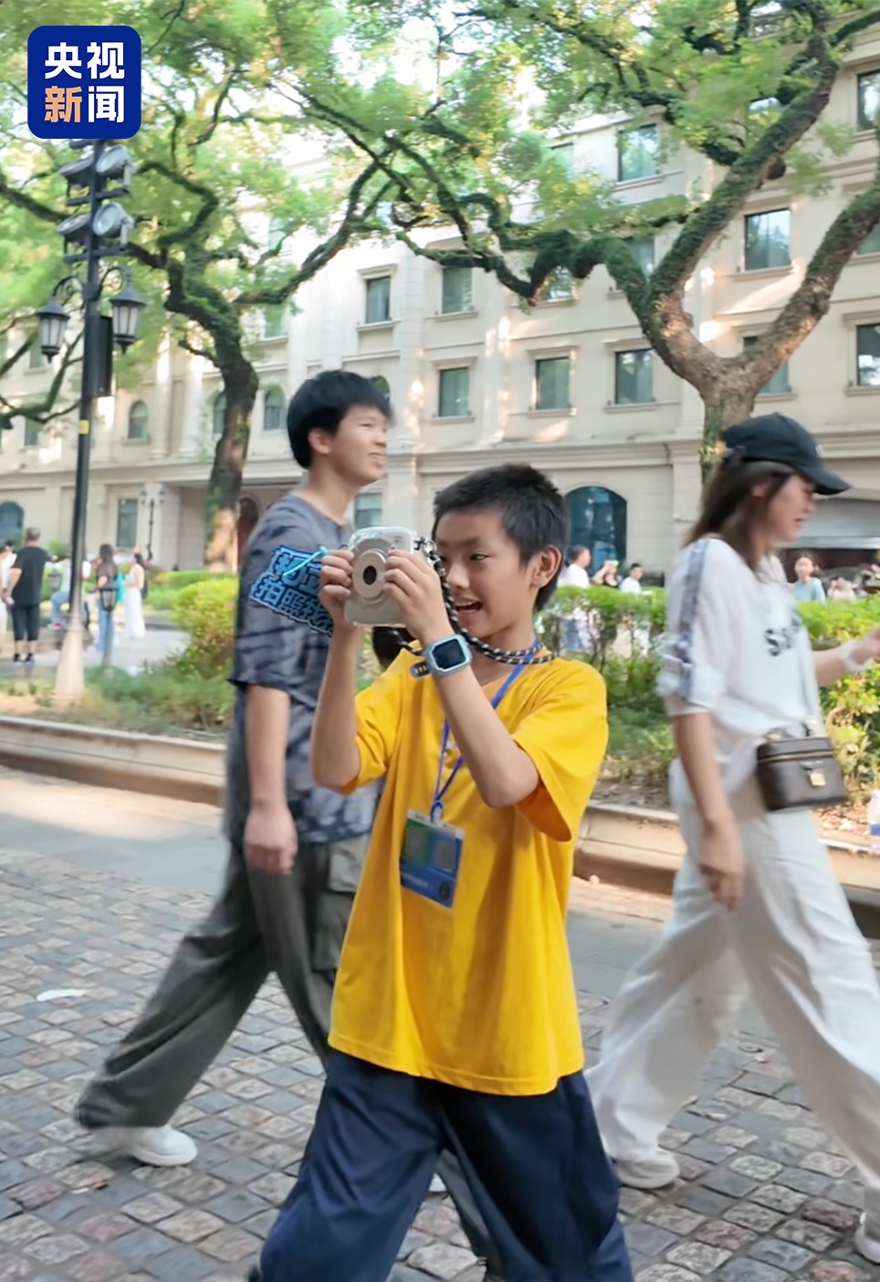 “小孩哥”暑假为游客拍照:会“搭讪”、懂需求、能出片 “小孩哥”暑假为游客拍照:会“搭讪”、懂需求、能出片