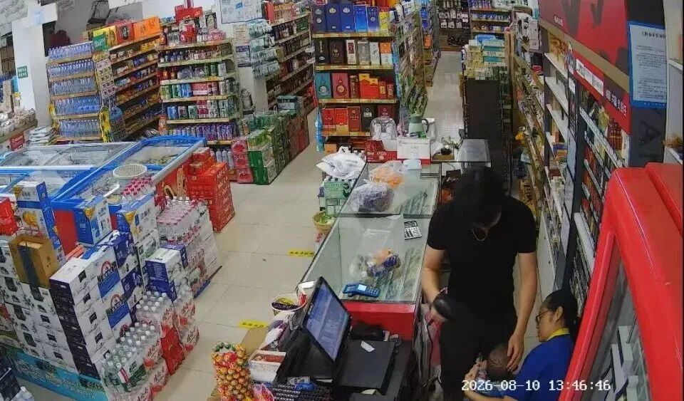 台风天,骑手妈妈半路把1岁娃托给上海一超市!店主一家的举动太戳心…… 台风天,骑手妈妈半路把1岁娃托给上海一超市!店主一家的举动太戳心……