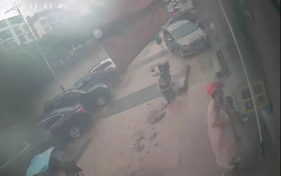 台风天,骑手妈妈半路把1岁娃托给上海一超市!店主一家的举动太戳心…… 台风天,骑手妈妈半路把1岁娃托给上海一超市!店主一家的举动太戳心……
