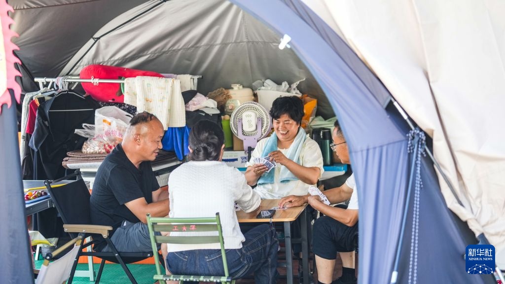 乌蒙山深处房车云集 乌蒙山深处房车云集