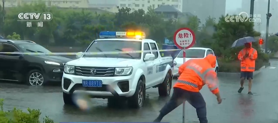 各地“以雨为令”全力以赴应对强降雨天气 保通保畅工作加紧进行 各地“以雨为令”全力以赴应对强降雨天气 保通保畅工作加紧进行