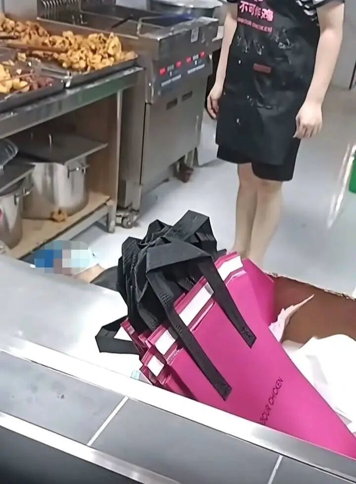 深圳一炸鸡店店员因订单过多,崩溃痛哭至倒地抽搐,网友:“打工人狠狠共情” 深圳一炸鸡店店员因订单过多,崩溃痛哭至倒地抽搐,网友:“打工人狠狠共情”