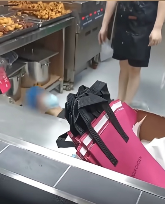 一炸鸡店深夜爆单，店员情绪崩溃后倒地抽搐！多方回应