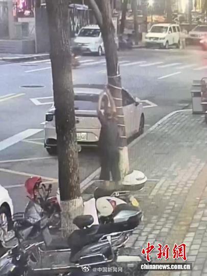 小偷偷电缆把户口本落现场 小偷偷电缆把户口本落现场