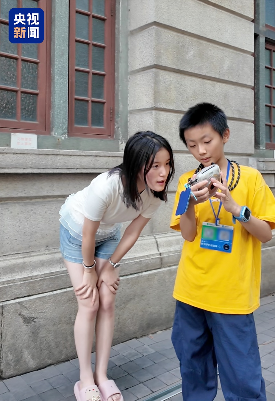 “小孩哥”暑假为游客拍照:会“搭讪”、懂需求、能出片 “小孩哥”暑假为游客拍照:会“搭讪”、懂需求、能出片