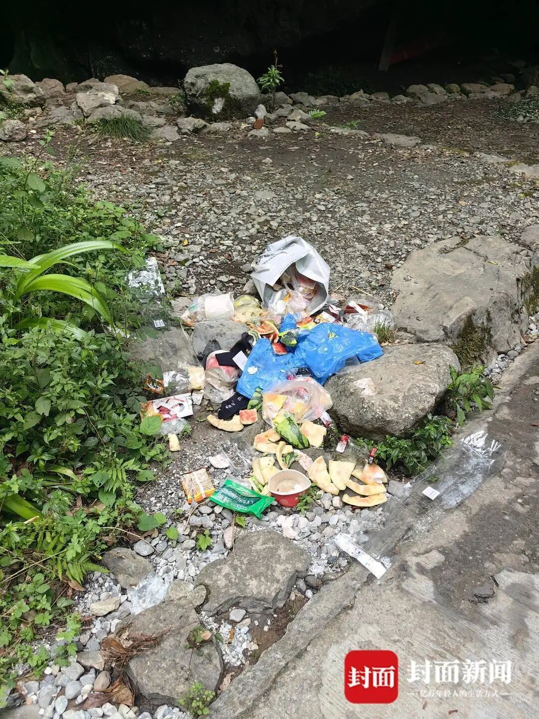 游客随手丢垃圾成顽疾，村民2天捡了10口袋！江油老君山如何破解“垃圾围山”困局？