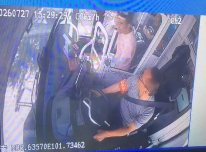 乘客突发急症,西宁一公交车秒变“救护车” 乘客突发急症,西宁一公交车秒变“救护车”