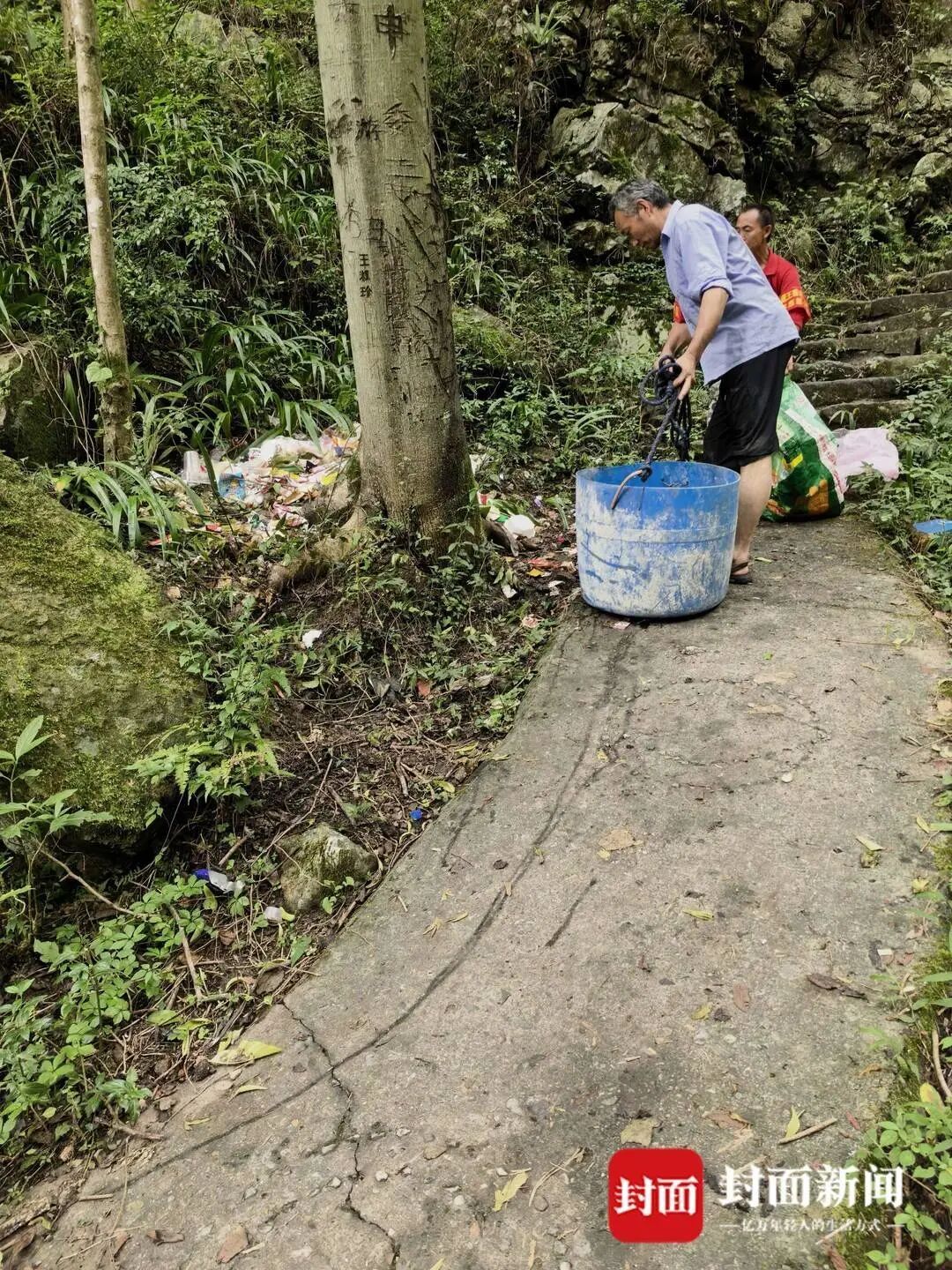 游客随手丢垃圾成顽疾，村民2天捡了10口袋！江油老君山如何破解“垃圾围山”困局？
