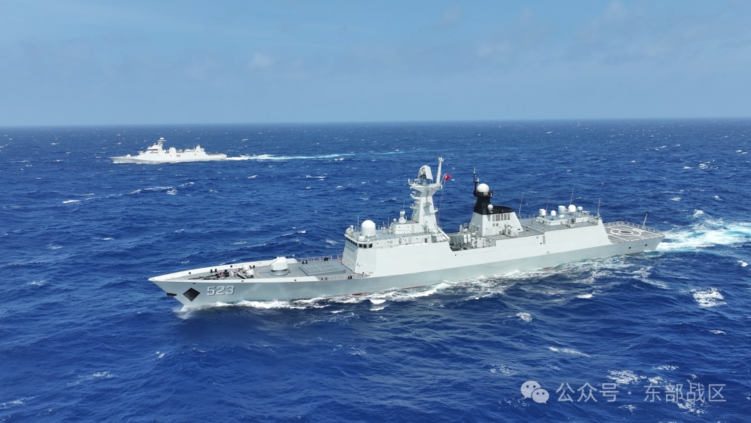 中国海军红河舰与印尼海军“莱”号护卫舰位台岛以东海域圆满完成通航演练 中国海军红河舰与印尼海军“莱”号护卫舰位台岛以东海域圆满完成通航演练