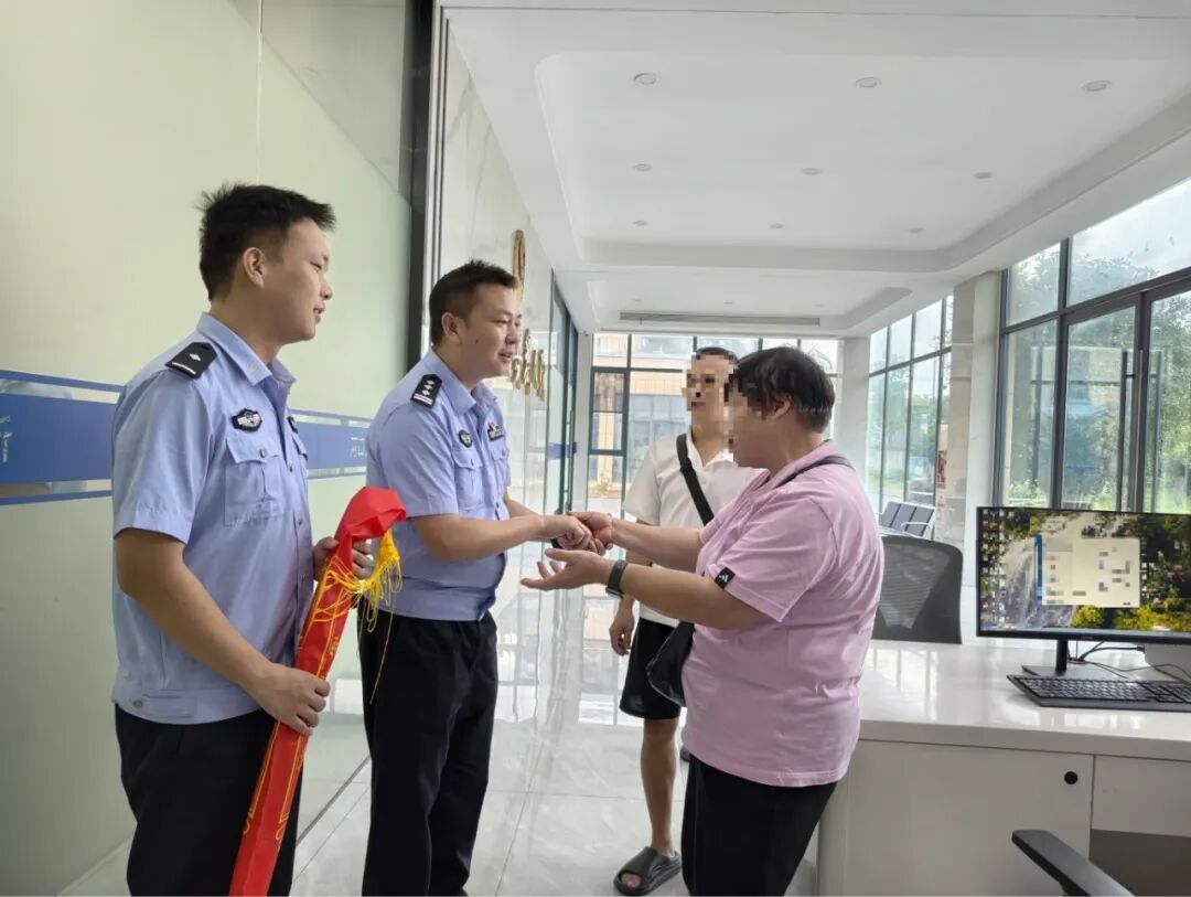 “婆婆，先喝点水！”七旬老人走失一天两夜，民警翻越石墩背回