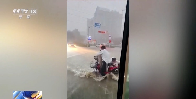 母女暴雨中骑电动车侧翻 公交司机挺身施救 母女暴雨中骑电动车侧翻 公交司机挺身施救