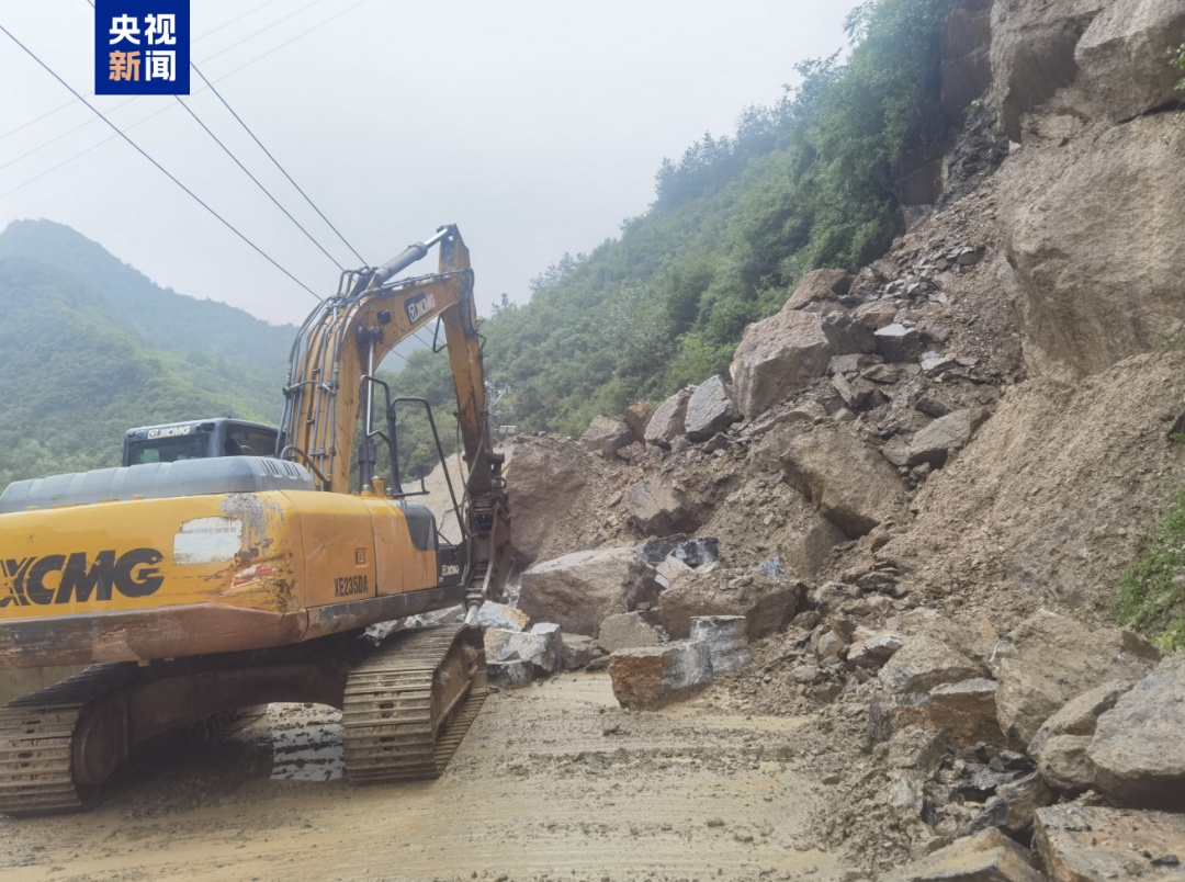 湖北保康发生山体垮塌,S468省道阻断,路段临时封闭 湖北保康发生山体垮塌,S468省道阻断,路段临时封闭